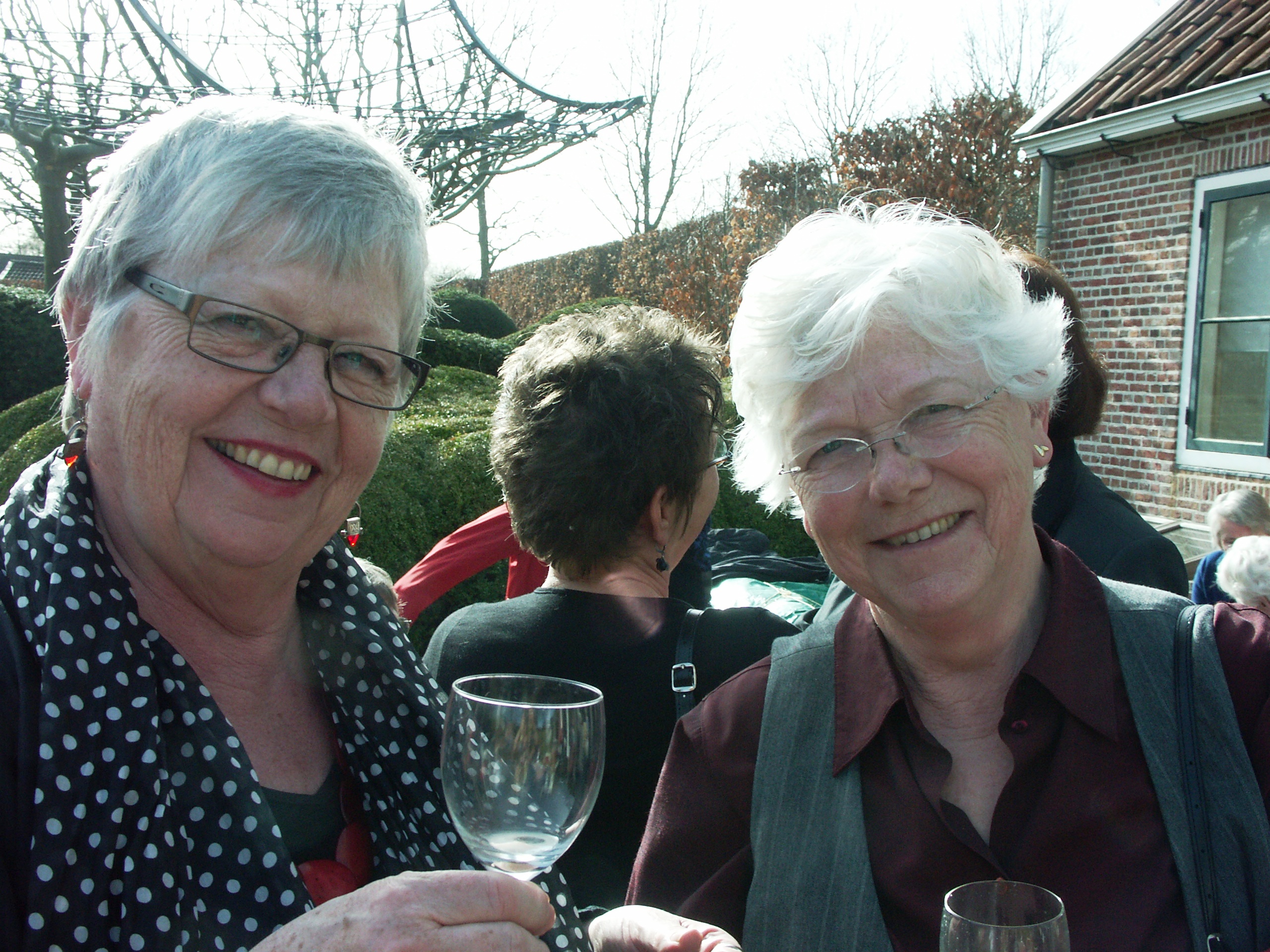 Lucie Harkema en Fieneke van de Werfhorst op de Lustrumviering te Eelde, 10 april 2011